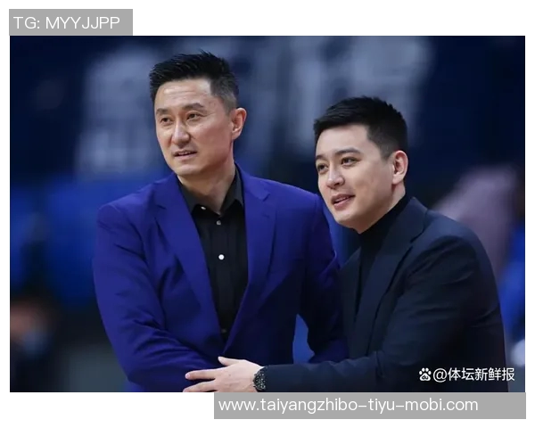 杨鸣与杜锋赛后微笑拥抱展现对输球的坦然态度